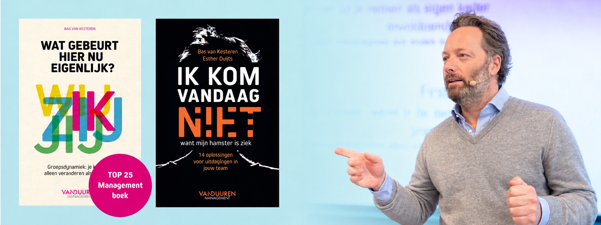 Bas van Kesteren met headset naast zijn twee boeken