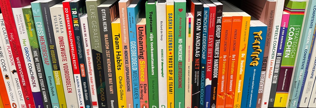 De twee boeken van Bas van Kesteren tussen managementboeken bij Broese