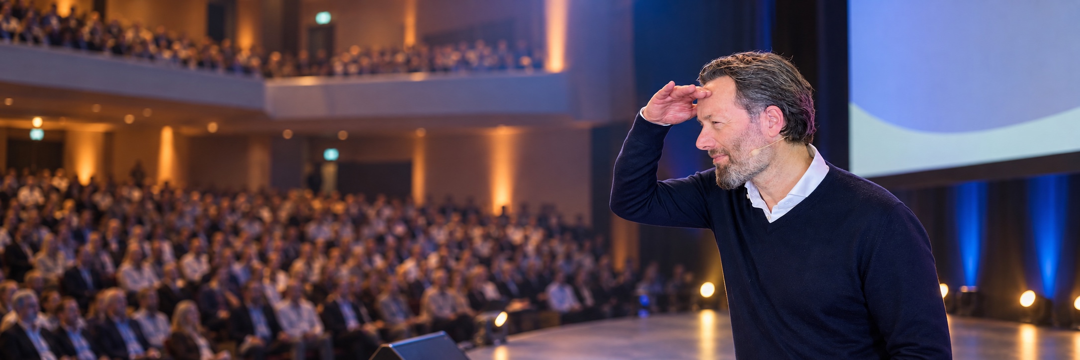 Bas van Kesteren presenteert voor een volle congreszaal