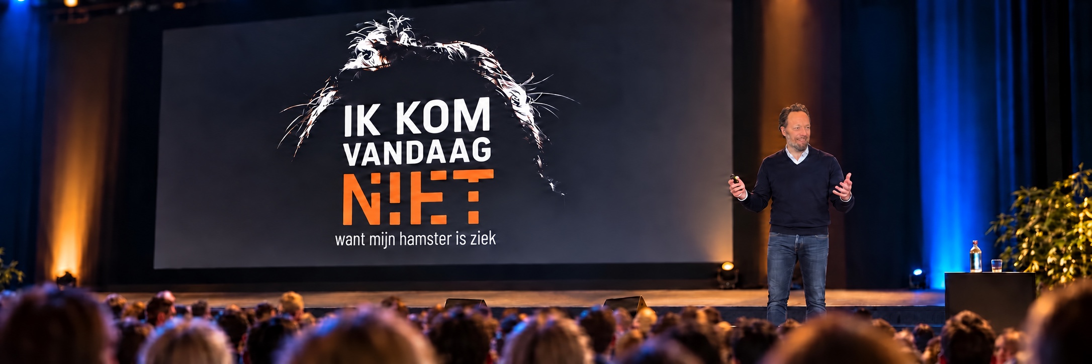 Bas van Kesteren presenteert het hamsterboek voor een grote zaal